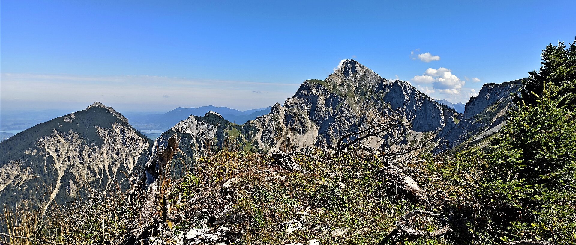 Blick auf die majestätischen Gipfel der Ammergauer Alpen