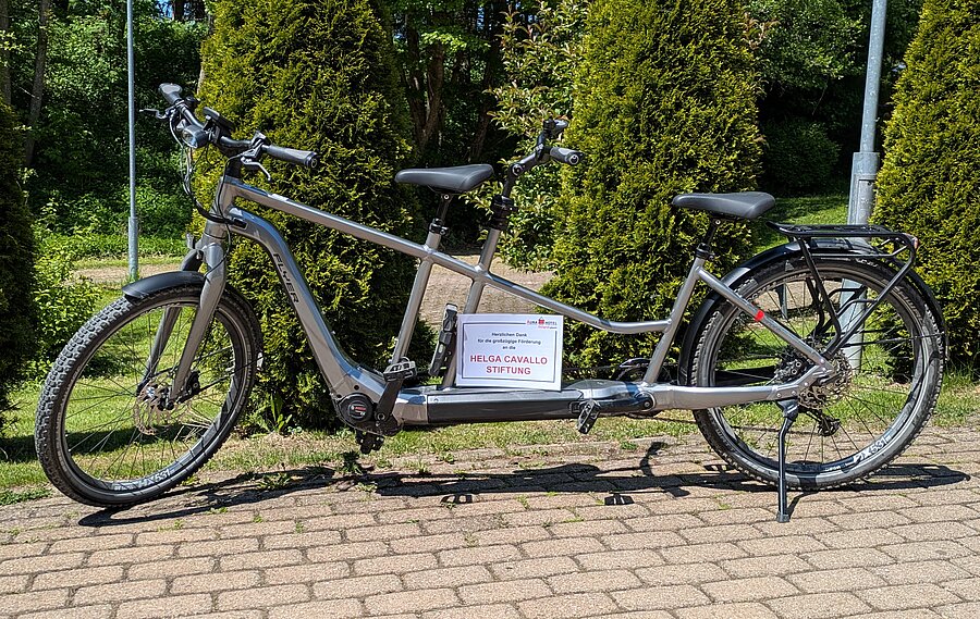 Das Bild zeigt das silberne Flyer E-Tandem.