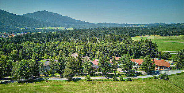 Das Hotel liegt mitten im Grünen und bietet eine tolle Bergkulisse.