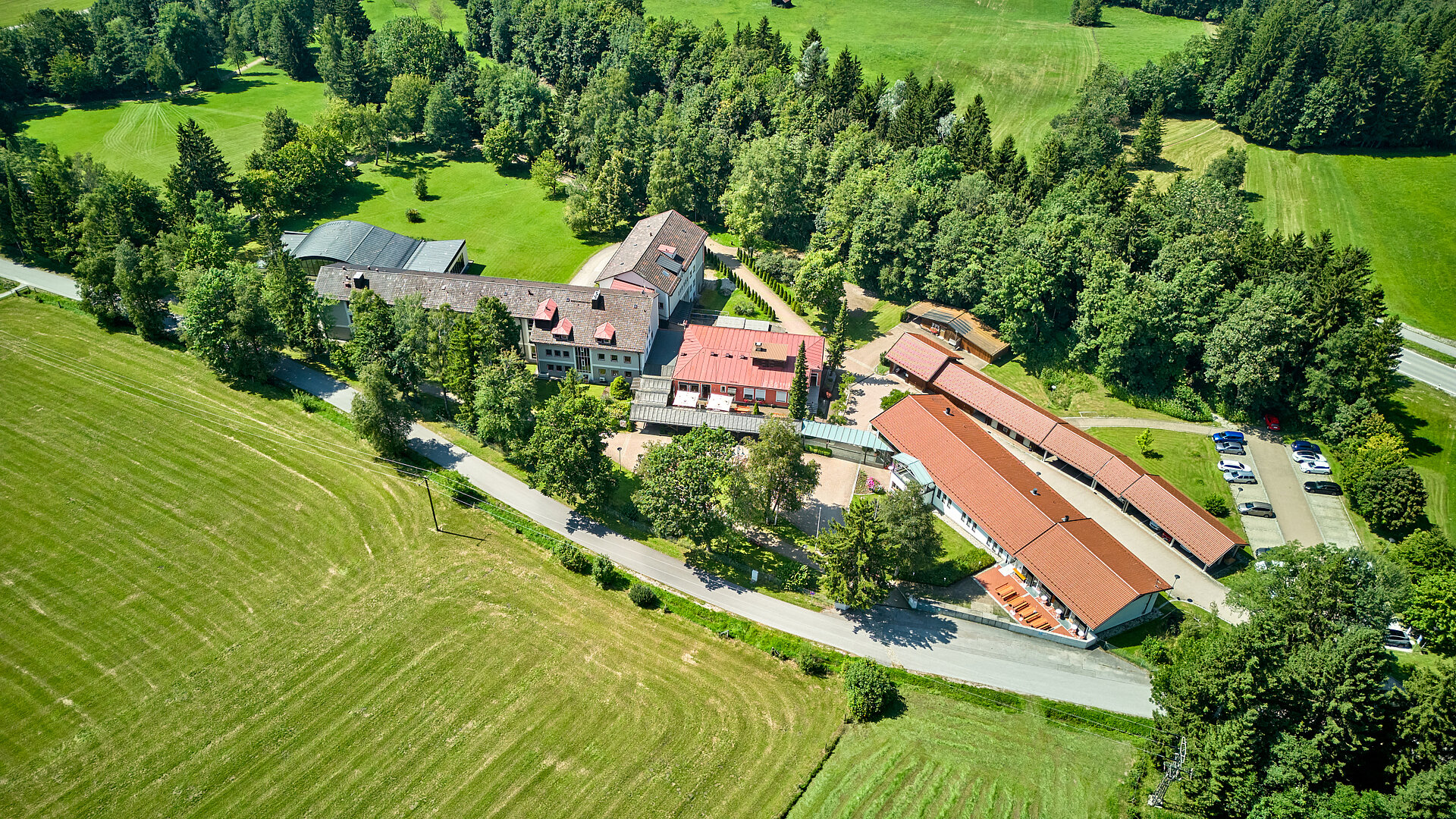 Luftaufnahme des gesamten Gebäudekomplexes und einem Teil des Parks.
