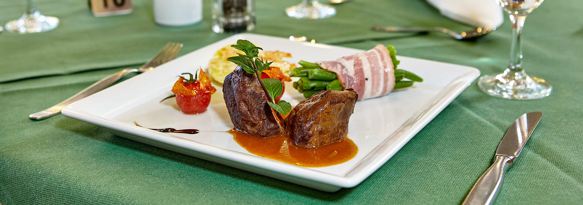 Ein leckeres Essen steht im Restaurant für den Gast bereit.