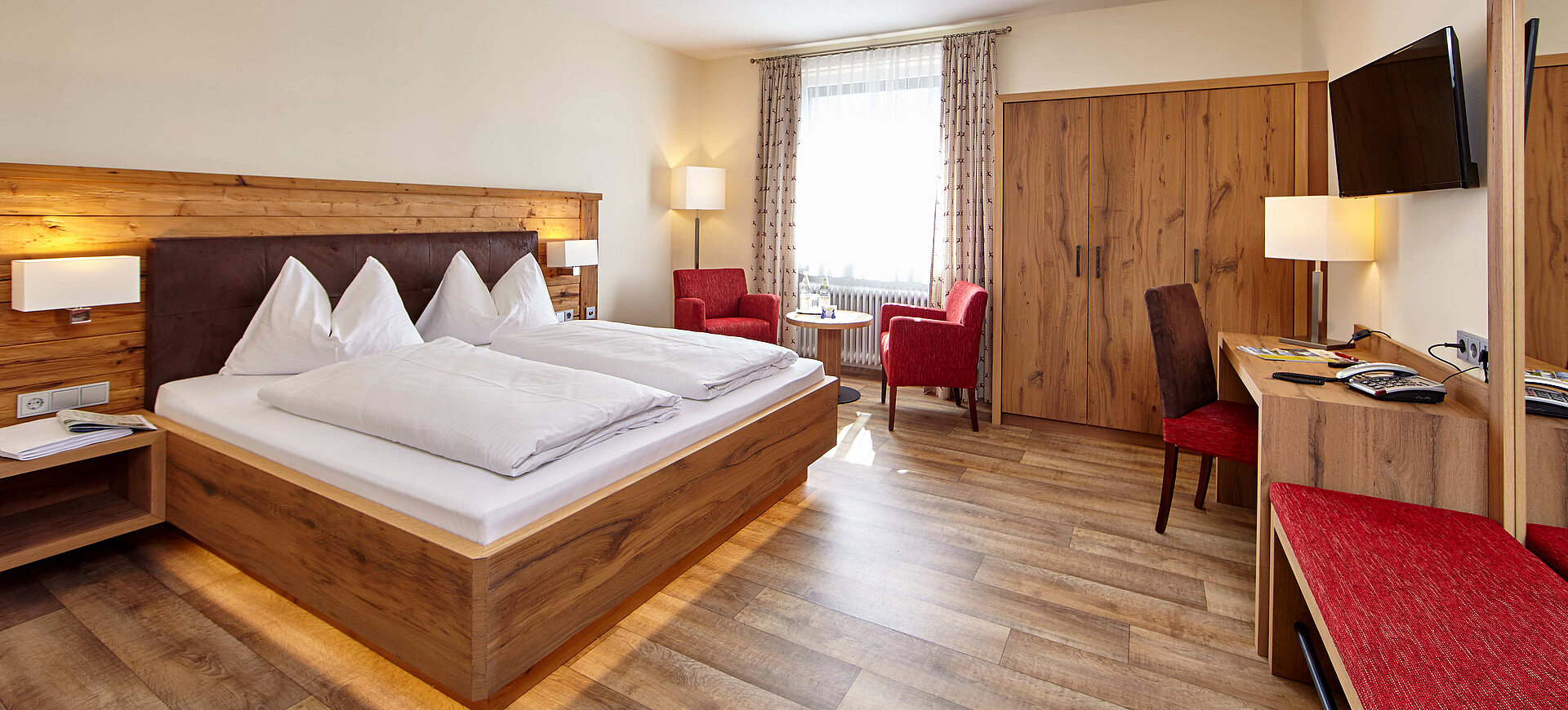 Komfortzimmer im alpinen Stil mit rustikalen Holzmöbeln.