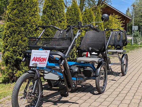 Das E-Paralleltandem verfügt zusätzlich über einen Anhänger und bietet insgesamt vier Plätze.