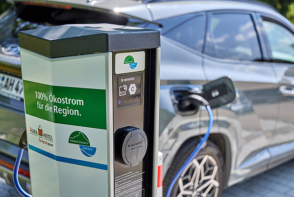 Detailaufnahme der E-Ladestation während des Ladevorgangs.