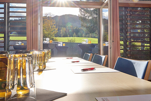Vom Tisch aus bietet sich ein herrlicher Ausblick durch die Terrassentür auf das Hörnle.