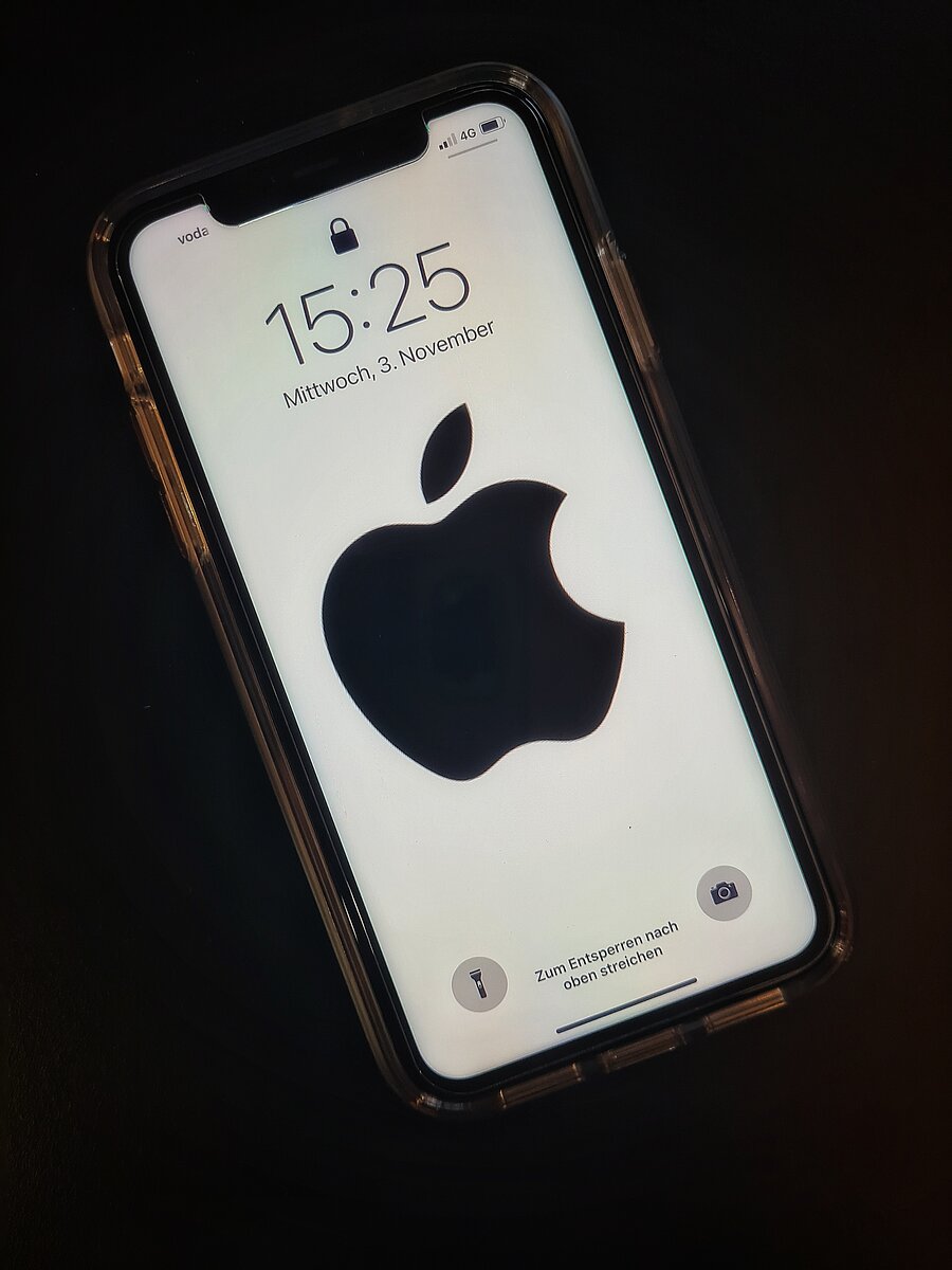 Das Bild zeigt ein Smartphone von Apple.