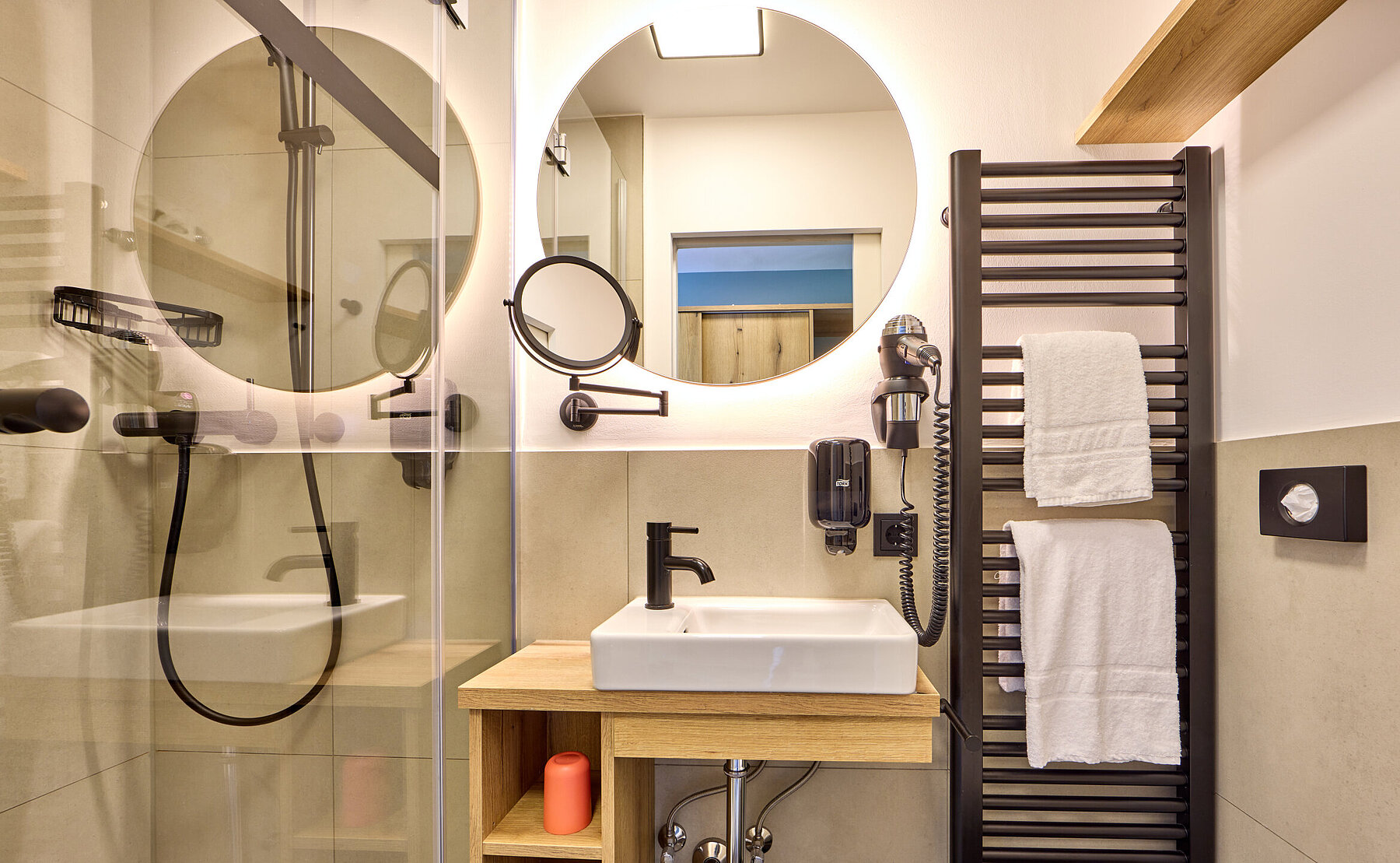 Detailaufnahme des modernen und kontrastfarbenen Badezimmers