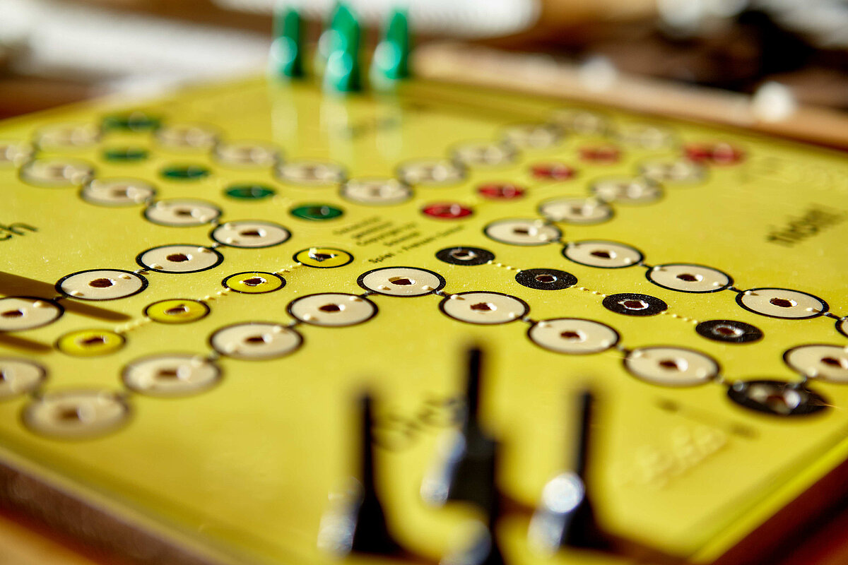 Taktiles Mensch-ärgere-dich-nicht-Spiel in der Detailansicht