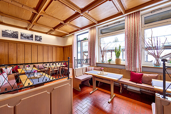 Im gemütlichen Bierstüberl dominiert viel Holz und die Tische sind durch schmiedeeiserne Elemente separiert. 