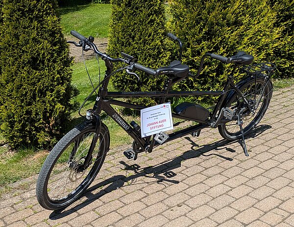 Das Bild zeigt das schwarze E-Tandem von Schauff.