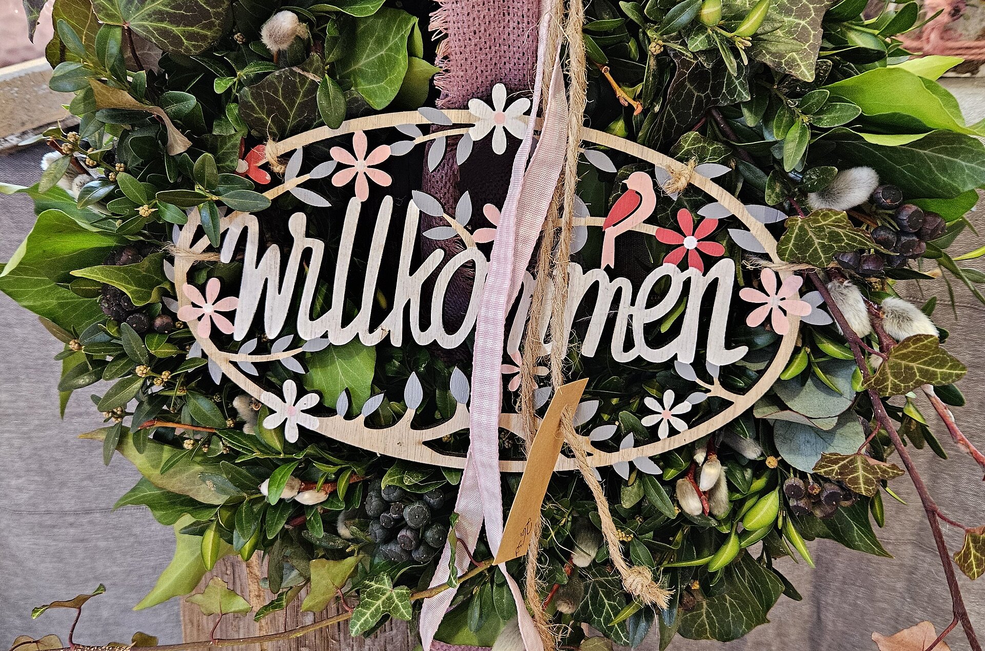 Ein hübsch dekorierter Türkranz heißt die Besucher Willkommen.