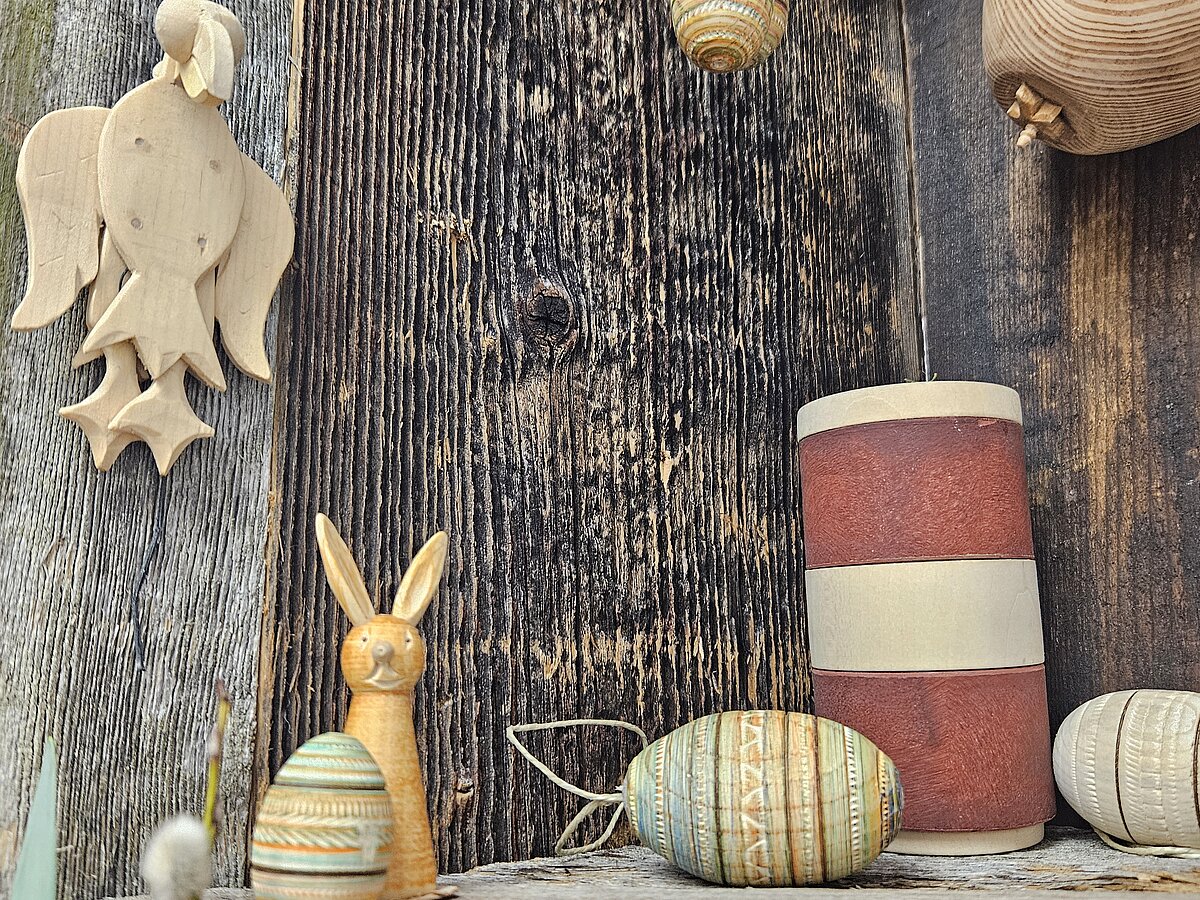 Besondere handgearbeitete Unikate aus Holz wie Tiere und bemalte Eier.  
