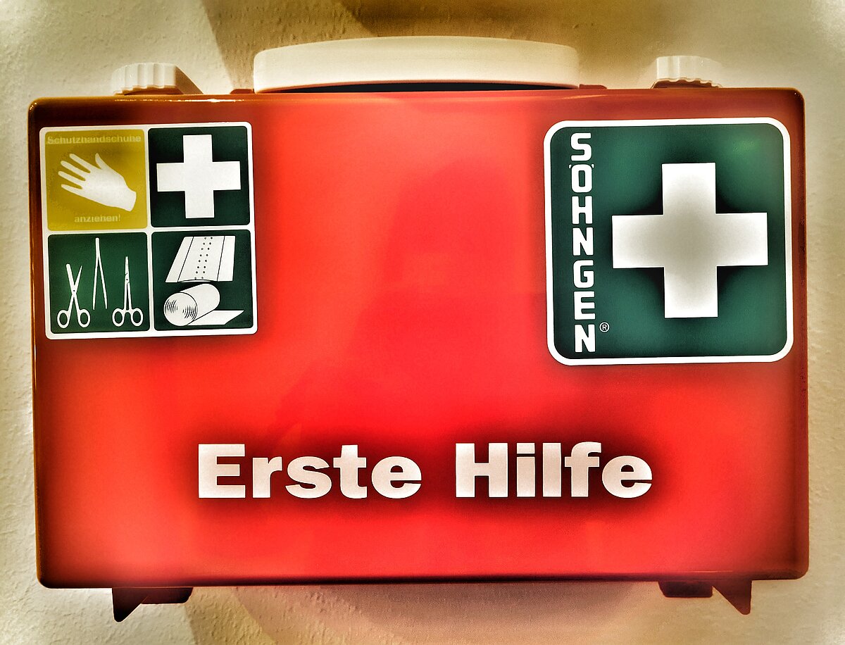Detailaufnahme eines Erste-Hilfe-Koffers