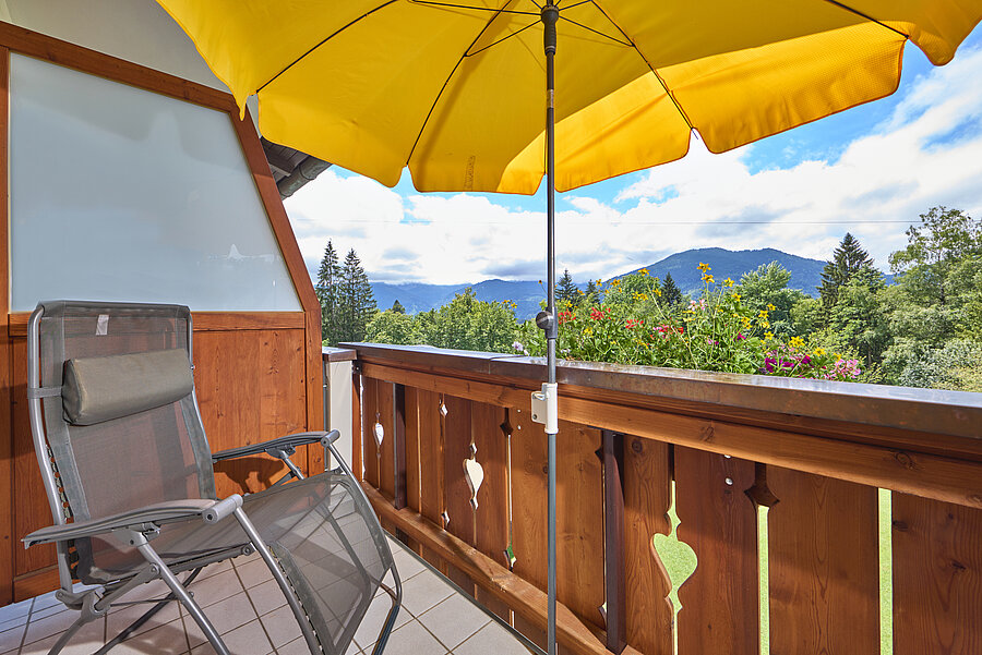 Blick vom Balkon in die traumhaften Ammergauer Alpen - inklusive Sonnenschirme und Liegestuhl
