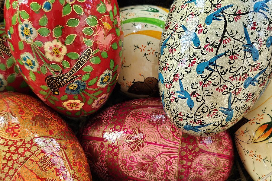 Bunt bemalte Lackeier warten auf einen neuen Besitzer.