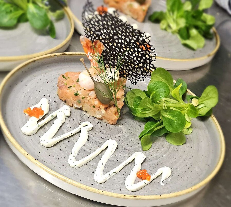 Ein hübsch angerichteter Teller mit Essen.