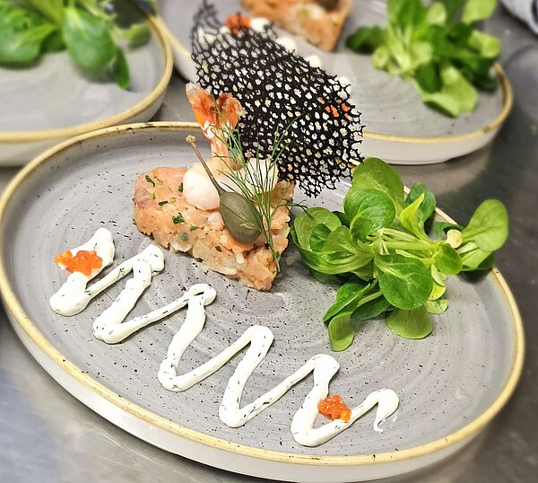 Ein hübsch angerichteter Teller mit Essen.