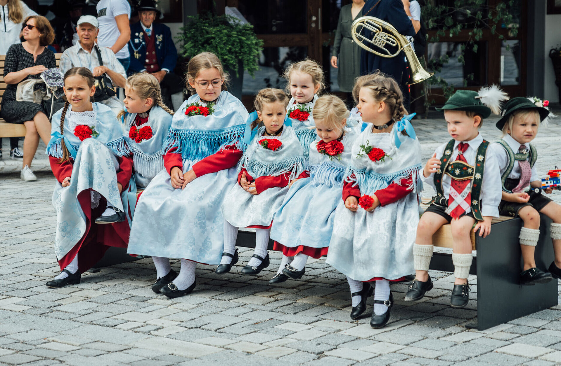 Plattlerkinder in ihren farbenfrohen Trachten warten auf ihren Einsatz.