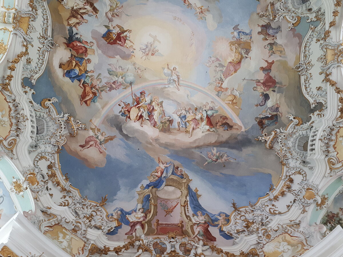 Farbenfrohe Detailaufnahme der Deckenkuppel in der Wieskirche