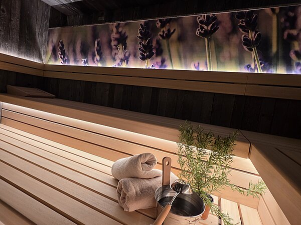Die neue, großzügige Sauna mit hübscher floraler Wandgestaltung lädt zum Verweilen ein