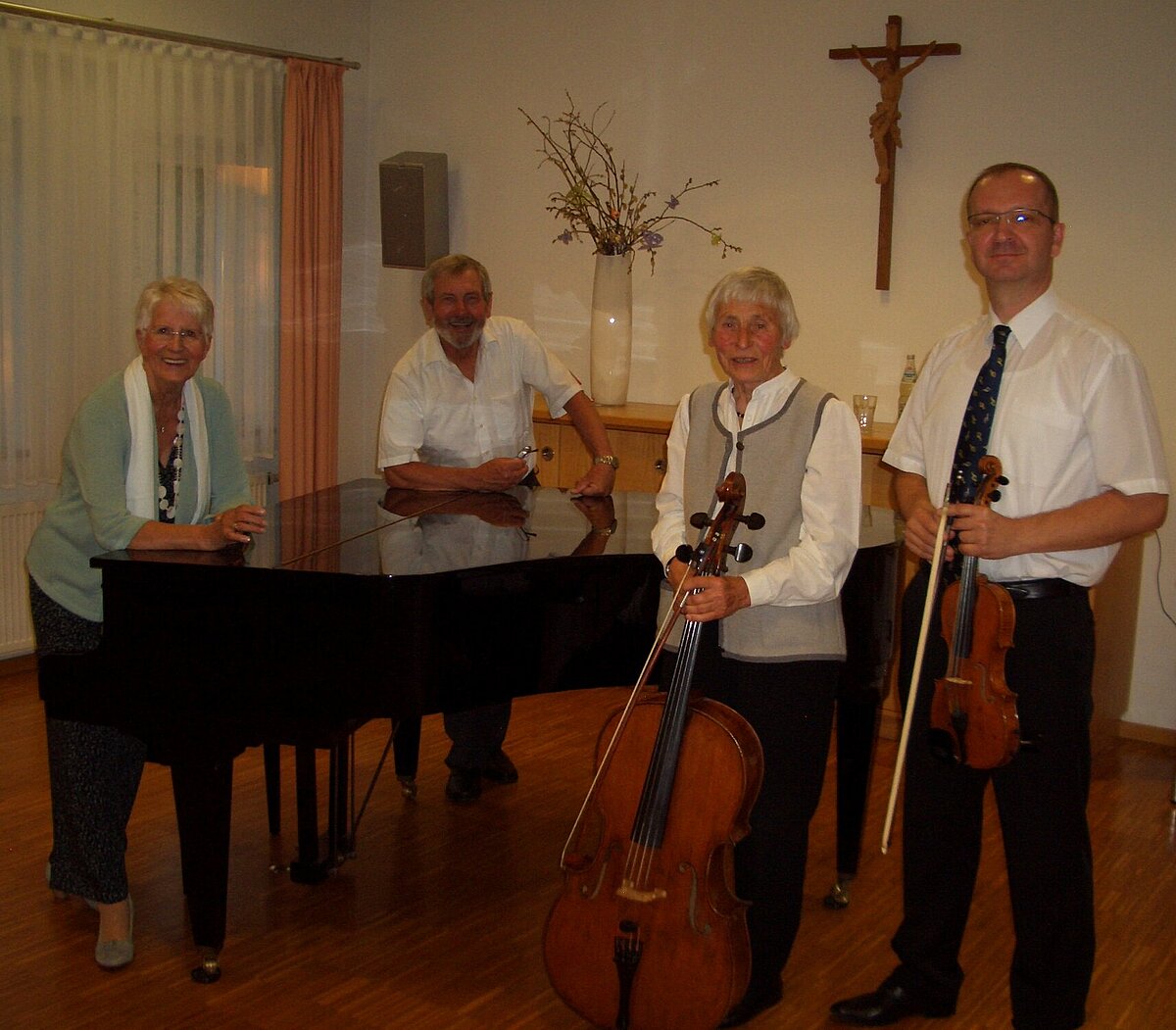 Um den Flügel im Labersaal stehen die Musikanten mit ihren Instrumenten und Hans Lex.