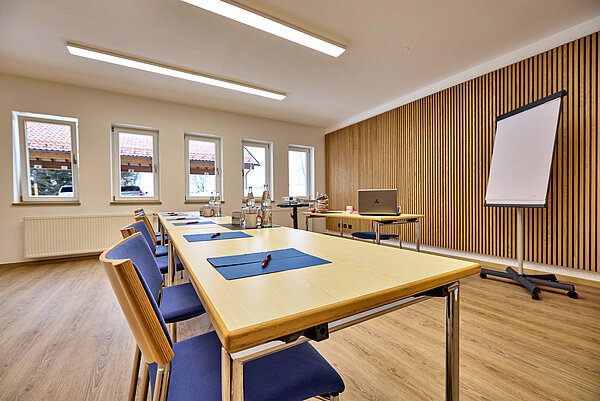 Durch den die Holzpaneele und den passenden Boden entsteht für die vorbereitete Tagung einen einladende Atmosphäre. 