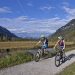 2 Fahrradfahrer fahren am Fluss in den Ammergauer Alpen