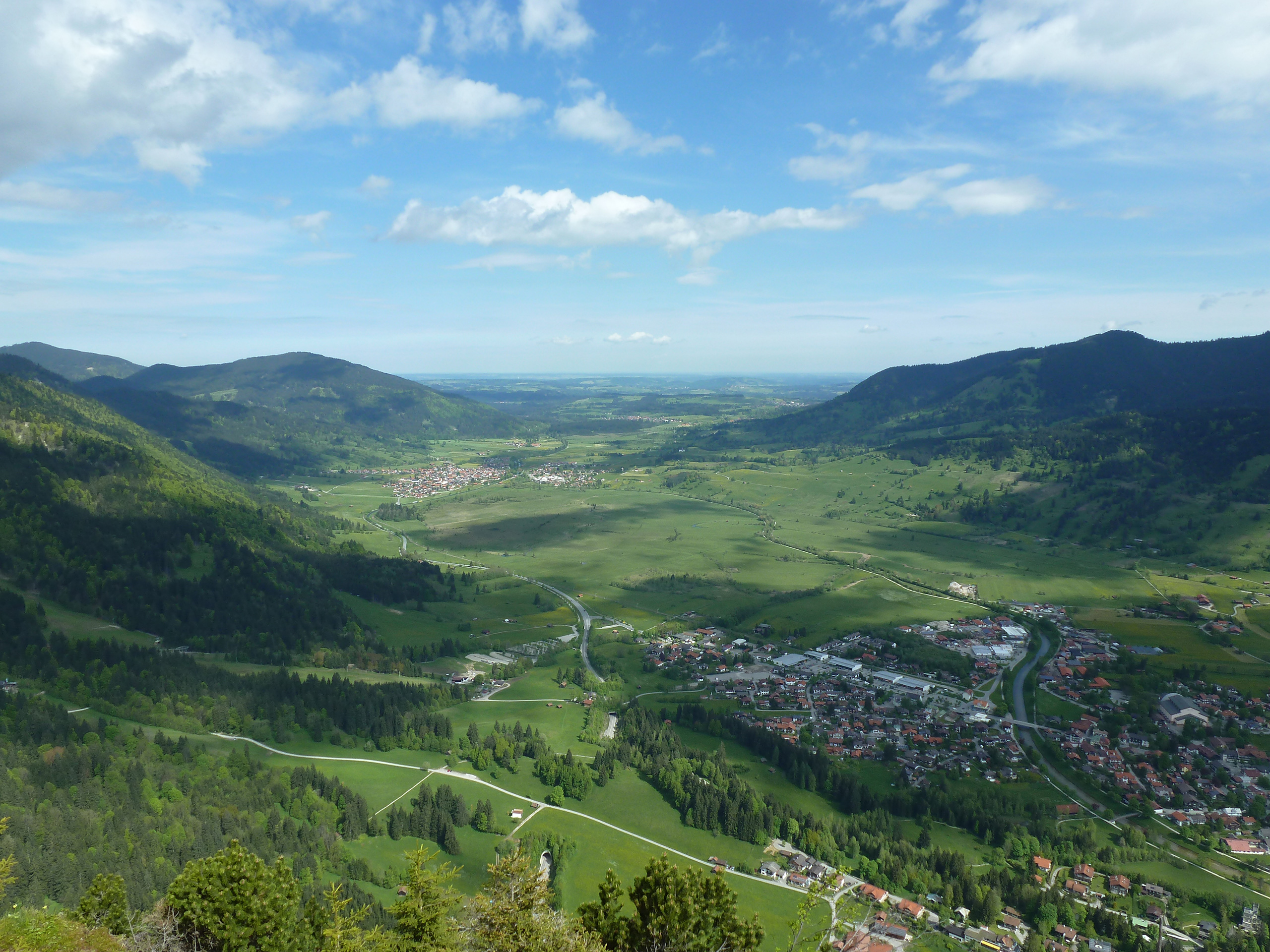 Blick von oben auf Oberammergau im grünen Ammertal