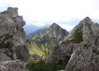 Blick durch zwei Felsen auf einen entfernten Berggipfel