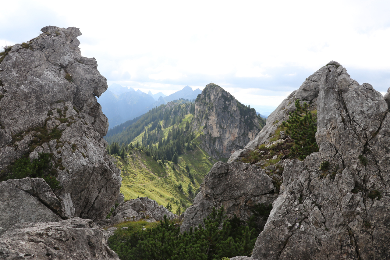 Blick zwischen zwei Steinen hindurch auf einen entfernten Berggipfel.