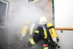 Die Rettungskräfte stürmen ein Hotelzimmer aus dem Rauch dringt
