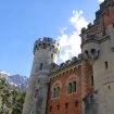 Schlossturm und Schlosstor vor einer Bergkulisse
