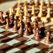 Ein Schachbrett mit Figuren