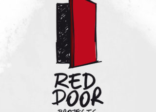 Logo mit einer geöffneten roten Tür und schwarzem Schriftzug