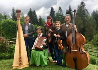 Gruppenbild Familienmusik Böhmer mit ihren Instrumenten