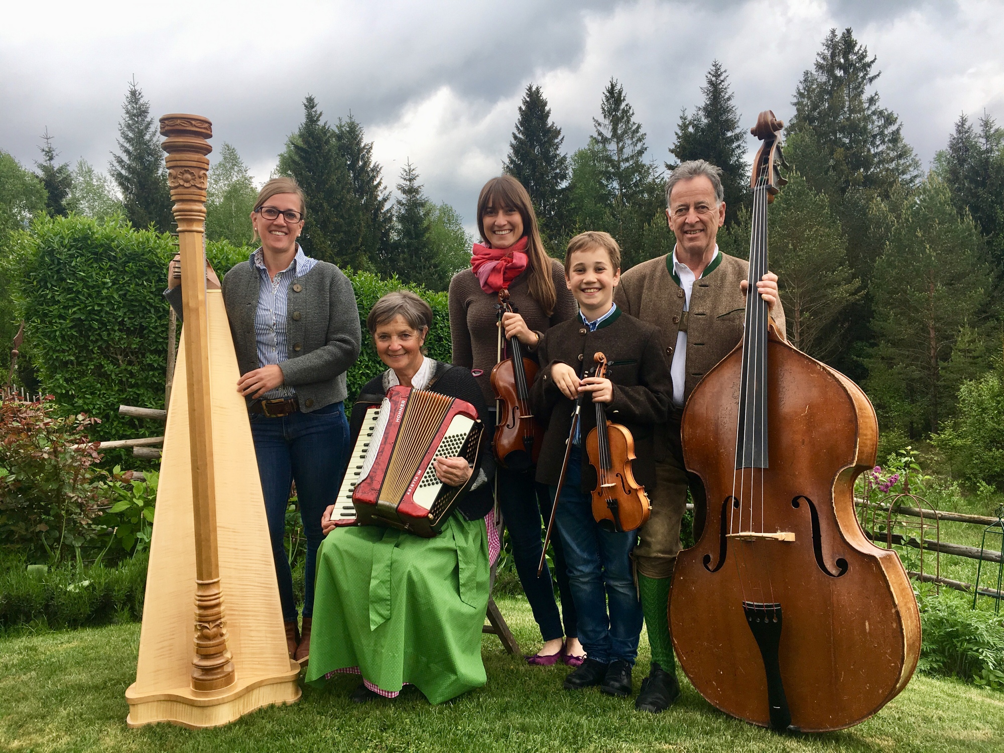 Gruppenbild Familienmusik Böhmer mit ihren Instrumenten