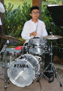 Ein Junge spielt auf einem Schlagzeug
