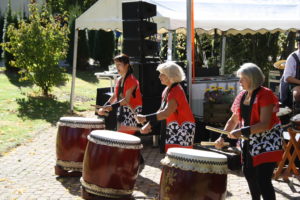 3 Frauen trommeln auf 3 großen Drums