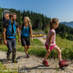 Eine vierköpfige Familie macht eine Bergwanderung