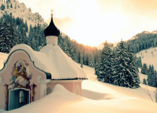 Kapelle in verschneiter Berglandschaft