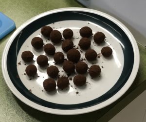 Kakao bestäubte Marzipankartoffeln liegen auf einem Teller