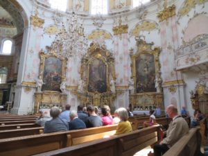 Die Besucher lauschen den Orgelklängen in der Ettaler Basilika