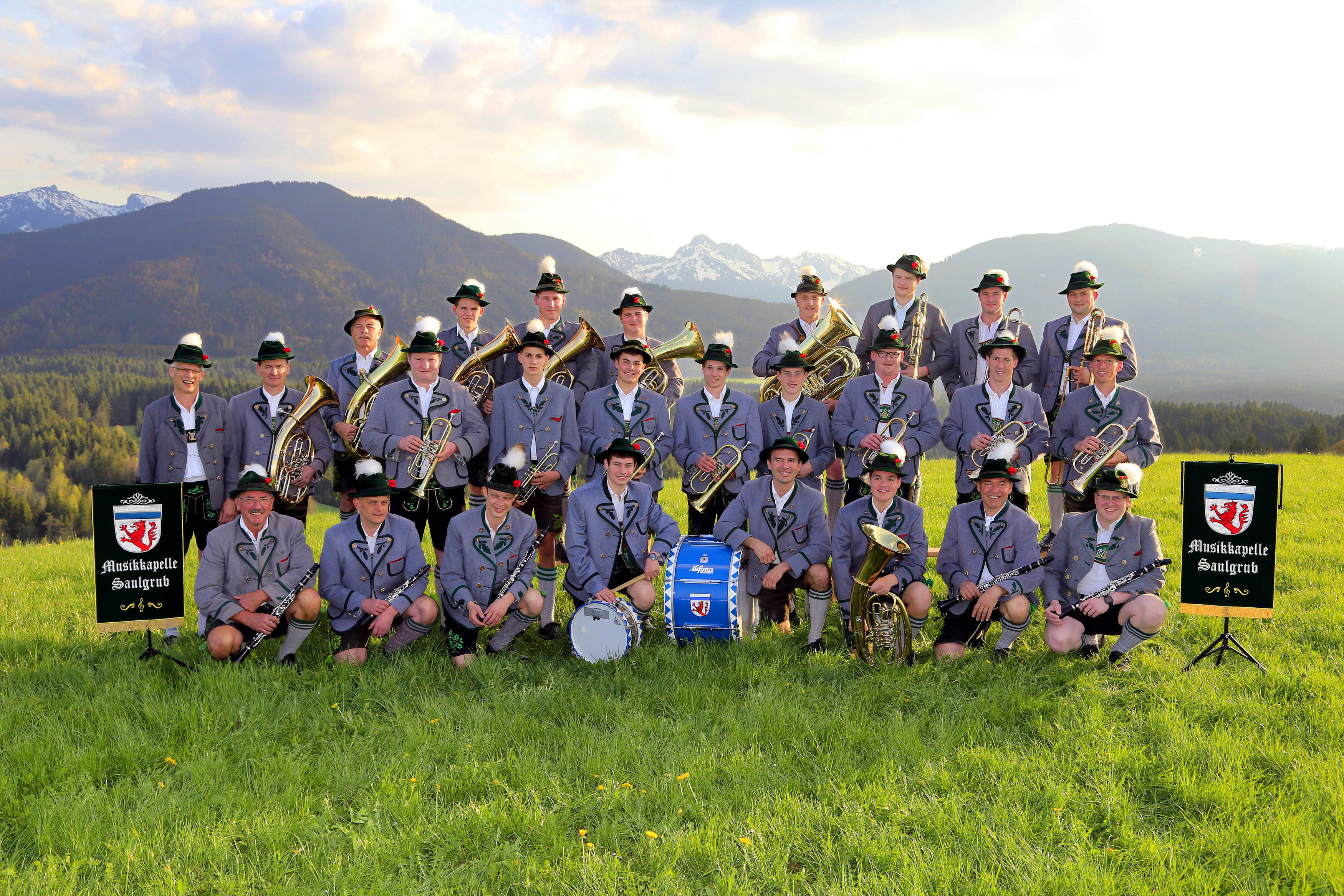 Gruppenbild Musikgruppe Saulgrub in Tracht