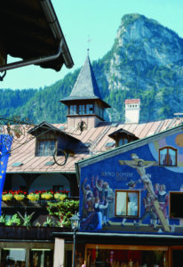 Haus in Oberammergau mit Lüftlmalerei, im Hintergrund ist der Hausberg Kofel zu sehen
