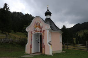 Eingang zur Kapelle in Pürschling
