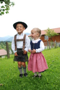 Zwei bayerische Kinder lachen fröhlich in die Kamera