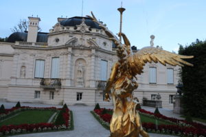 Goldener Engel im Brunnen vor dem Schloß Linderhof