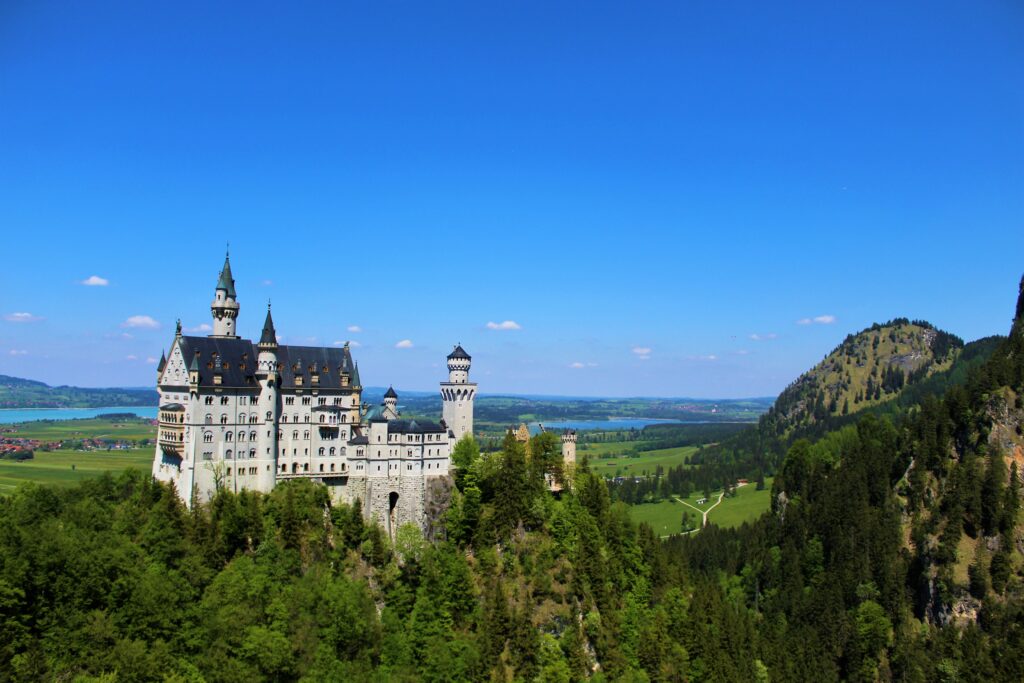 Das Schloss Neuschwanstein thront majestätisch in der hügligen Landschaft