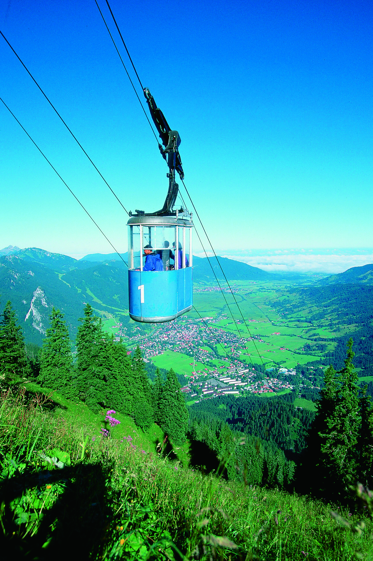 Die Berggondel schwebt hoch über Oberammergau
