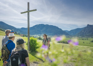Unterwegs mit Rangerin Deniz Göcen am Altherrenweg mit Blick nach Oberammergau